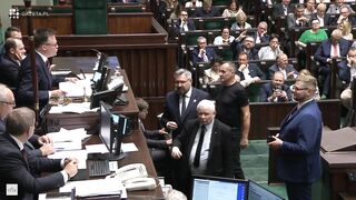 Kaczyński, Kukiz i Kaleta wtargnęli na mównicę! Awantura w Sejmie