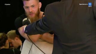 Emil Meek (MMA) dusi na wizji jednego z komentatorów.