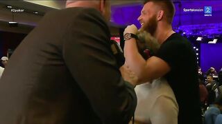 Emil Meek (MMA) dusi na wizji jednego z komentatorów.