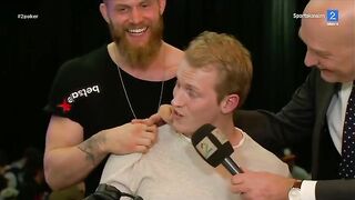 Emil Meek (MMA) dusi na wizji jednego z komentatorów.