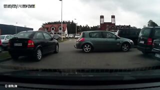 Kobieta wyjeżdza z parkingu