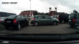 Kobieta wyjeżdza z parkingu