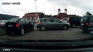 Kobieta wyjeżdza z parkingu