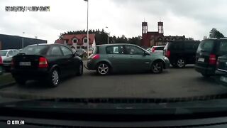 Kobieta wyjeżdza z parkingu