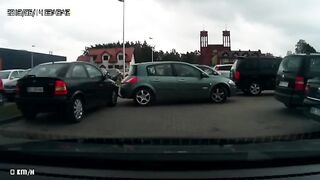 Kobieta wyjeżdza z parkingu