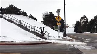 Nieudany zjazd na snowboardzie