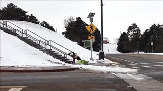 Nieudany zjazd na snowboardzie