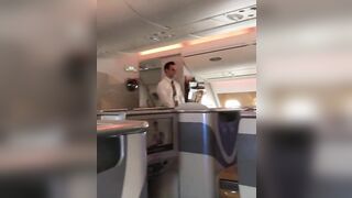 Stewardesa Emirates Airlines nalewa szampana