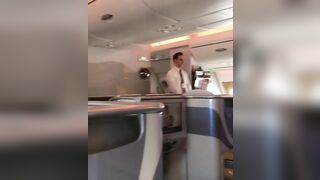 Stewardesa Emirates Airlines nalewa szampana