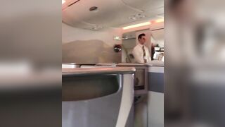 Stewardesa Emirates Airlines nalewa szampana