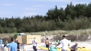 Dzik atakuje ludzi na plaży