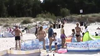 Dzik atakuje ludzi na plaży