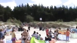 Dzik atakuje ludzi na plaży