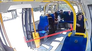 Muzułmanin atakuje w autobusie 21-letnią kobietę za niestosowny ubiór