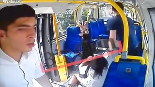 Muzułmanin atakuje w autobusie 21-letnią kobietę za niestosowny ubiór