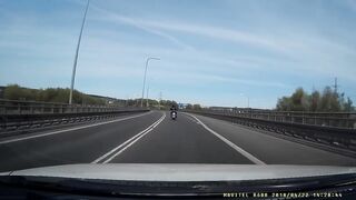 Samochód taranuje motocyklistę