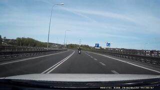 Samochód taranuje motocyklistę