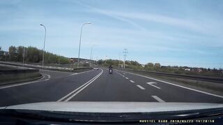 Samochód taranuje motocyklistę