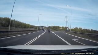 Samochód taranuje motocyklistę