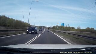 Samochód taranuje motocyklistę