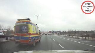 Agresywny kierowca ambulansu zatrzymuje ruch