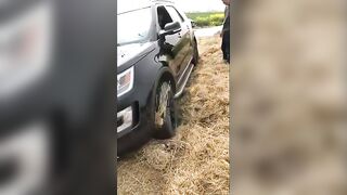 Uwięziony SUV powoduje pożar