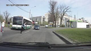 Dwie nastolatki wybiegają zza autobusu na jezdnie