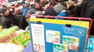 Tłum ludzi w carrefour w Chełmie - promocja cukru