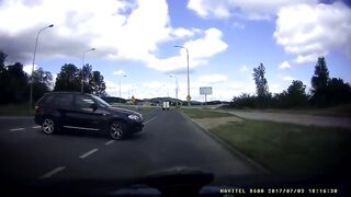 Idiota w BMW zawraca na środku drogi