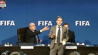 Komik przerywa konferencje FIFA