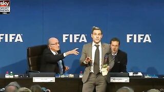 Komik przerywa konferencje FIFA