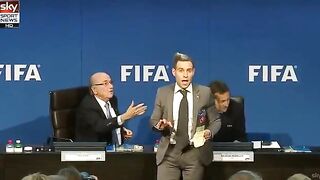 Komik przerywa konferencje FIFA