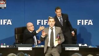 Komik przerywa konferencje FIFA