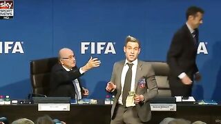 Komik przerywa konferencje FIFA