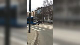 Kraków - Wściekły rowerzysta atakuje tramwaj