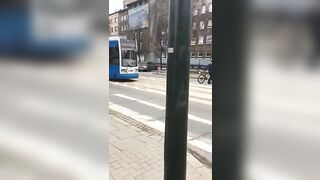 Kraków - Wściekły rowerzysta atakuje tramwaj