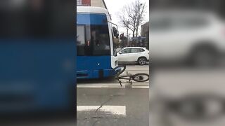 Kraków - Wściekły rowerzysta atakuje tramwaj