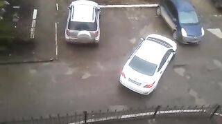 6 minut morderczej walki na parkingu