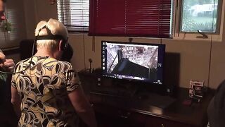 Babcia testuje wirtualną rzeczywistość w Oculus Rift