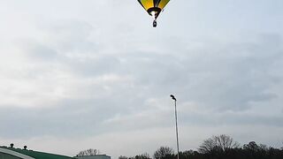 Balon uderzył w dach hali sportowej w Krośnie