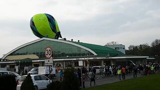 Balon uderzył w dach hali sportowej w Krośnie