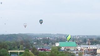 Balon uderzył w dach hali sportowej w Krośnie