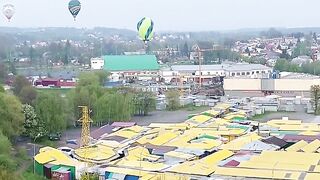 Balon uderzył w dach hali sportowej w Krośnie