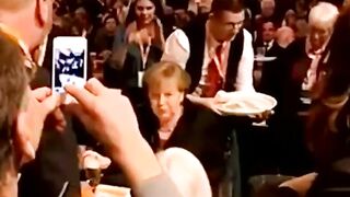 Kelner wylał piwo na Angele Merkel