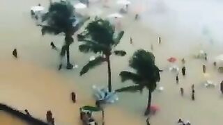 Tornado dosłownie zmiotło plażowiczów!