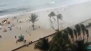 Tornado dosłownie zmiotło plażowiczów!