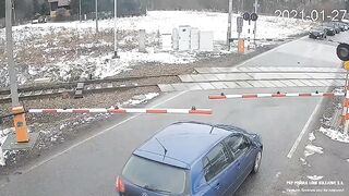 Uciekał przed policją, taranując zapory kolejowe