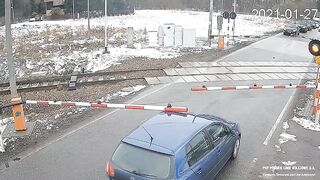 Uciekał przed policją, taranując zapory kolejowe