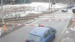 Uciekał przed policją, taranując zapory kolejowe